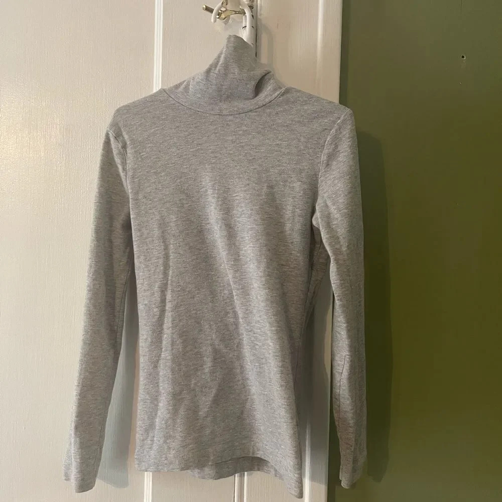 3/ $12 Gray turtleneck bundle and save on 3 $7.00 items🎉